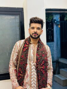 Karan Kundrra Blending Tradition with Contemporary Style Downtown Mirror